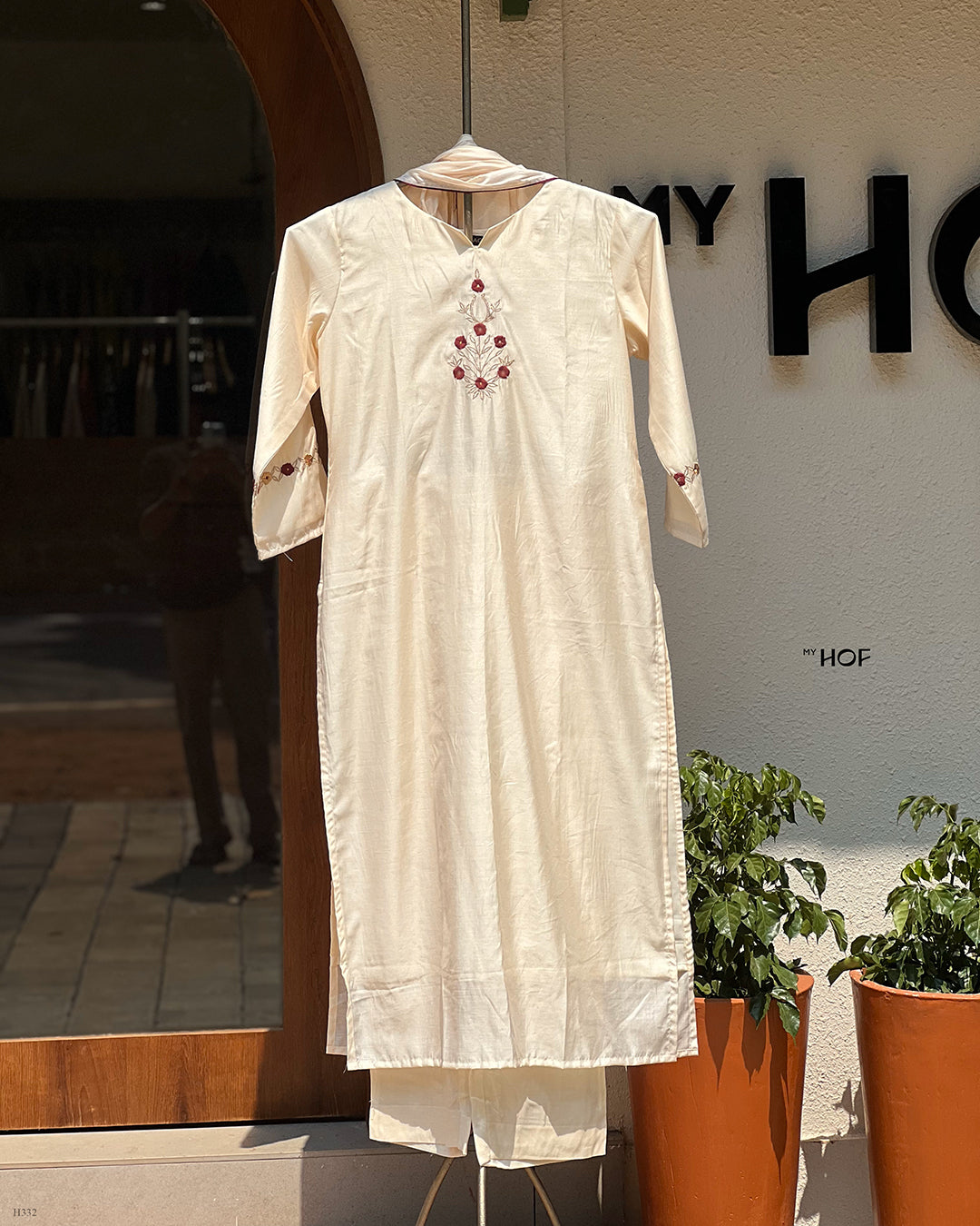 MY HOF Cream Suit Set With Floral Embroidery In Glass Chanderi