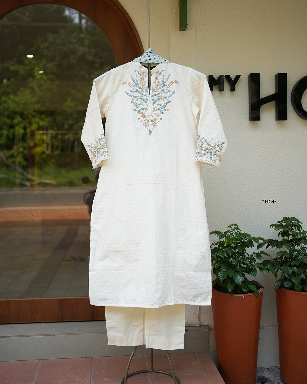 MY HOF Off White Suit Set With Floral Embroidery In Cotton