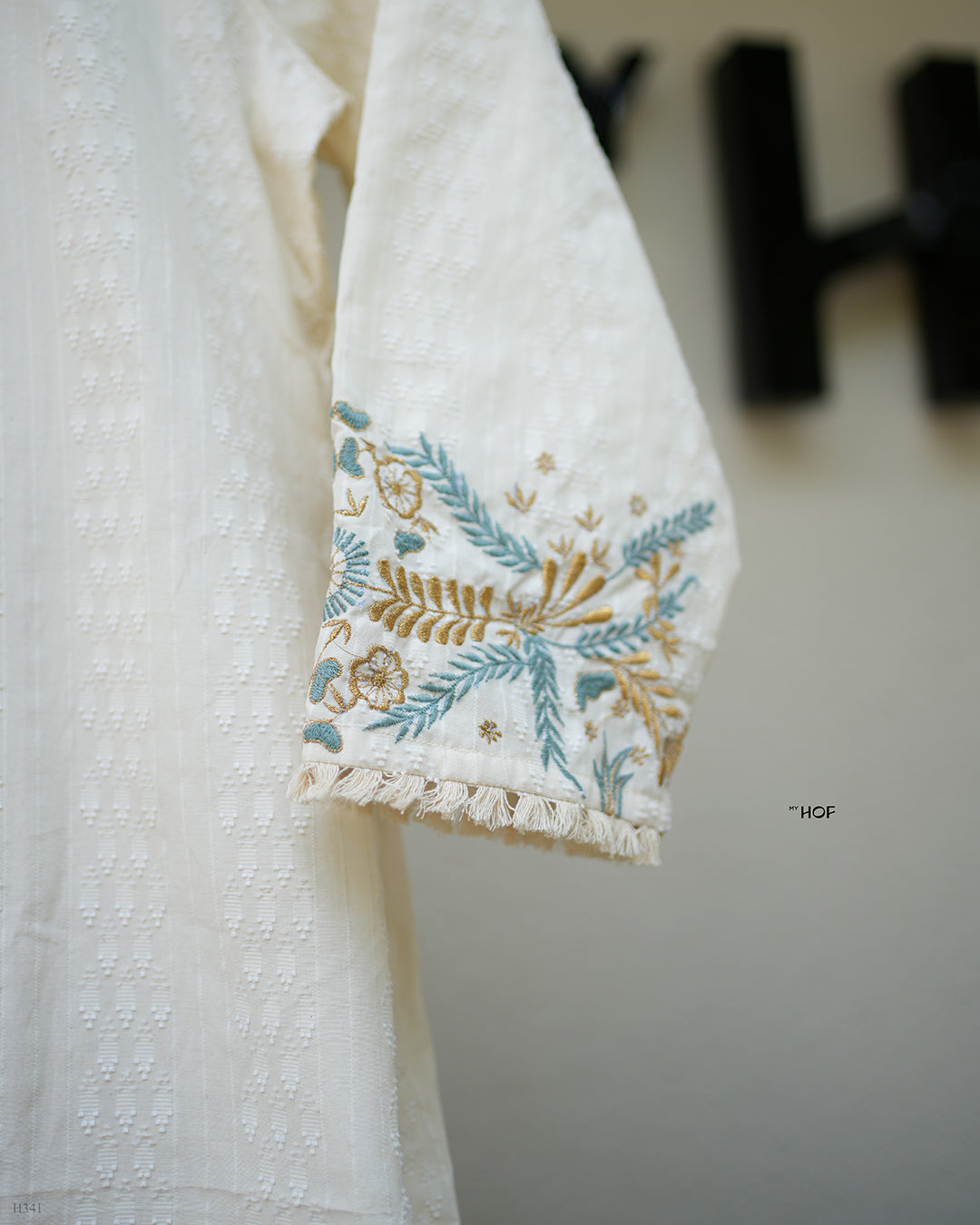 MY HOF Off White Suit Set With Floral Embroidery In Cotton