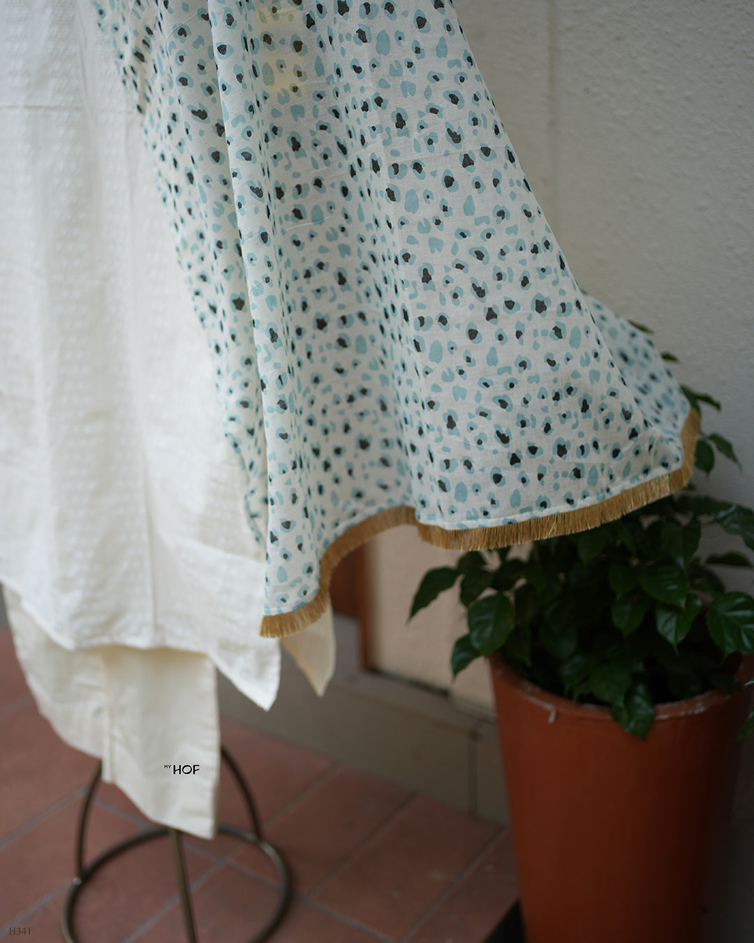 MY HOF Off White Suit Set With Floral Embroidery In Cotton