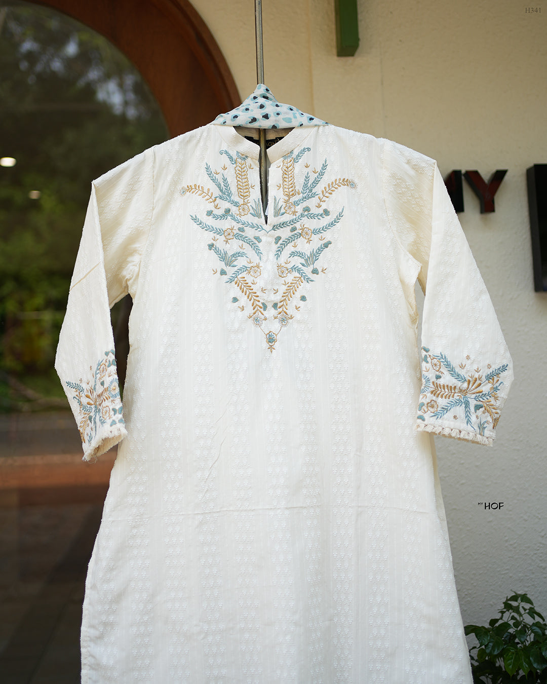 MY HOF Off White Suit Set With Floral Embroidery In Cotton