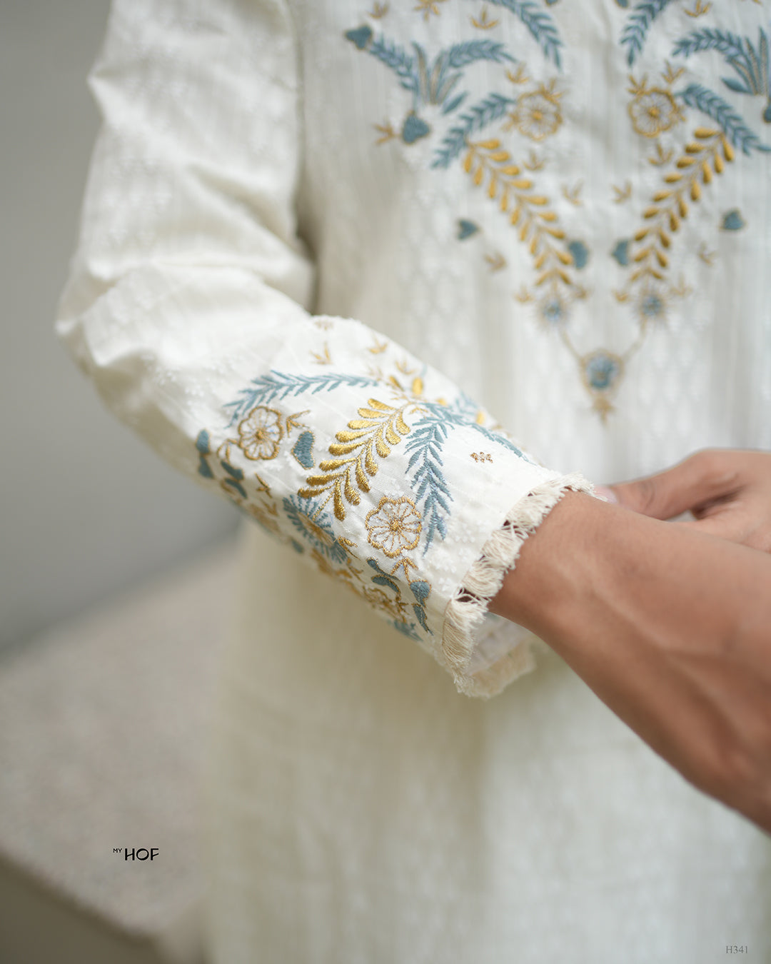 MY HOF Off White Suit Set With Floral Embroidery In Cotton