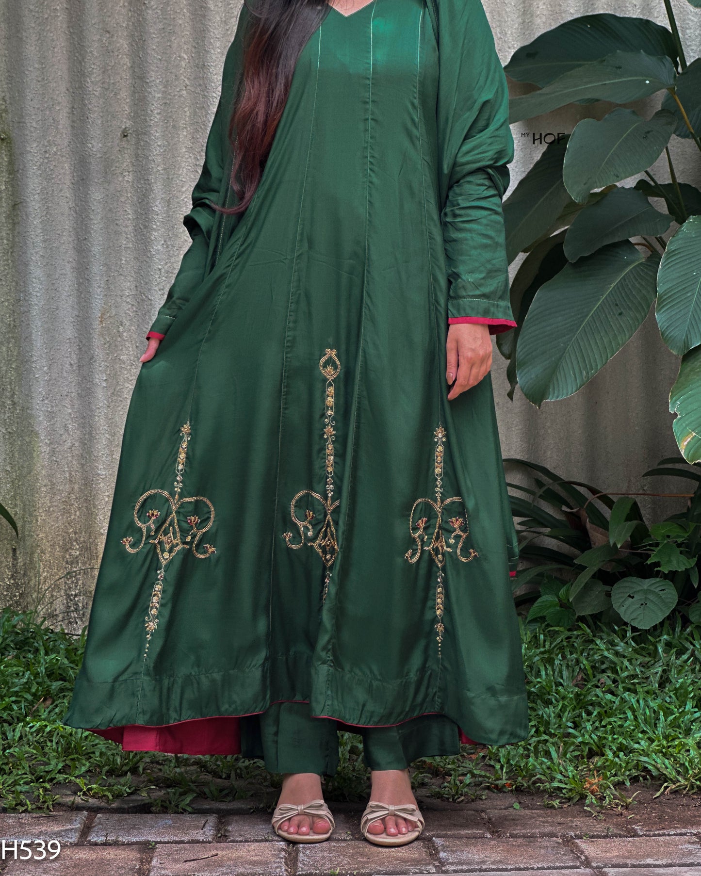 MY HOF Bottle Green Suit Set With Hand Embroidery In Muslin (H539)